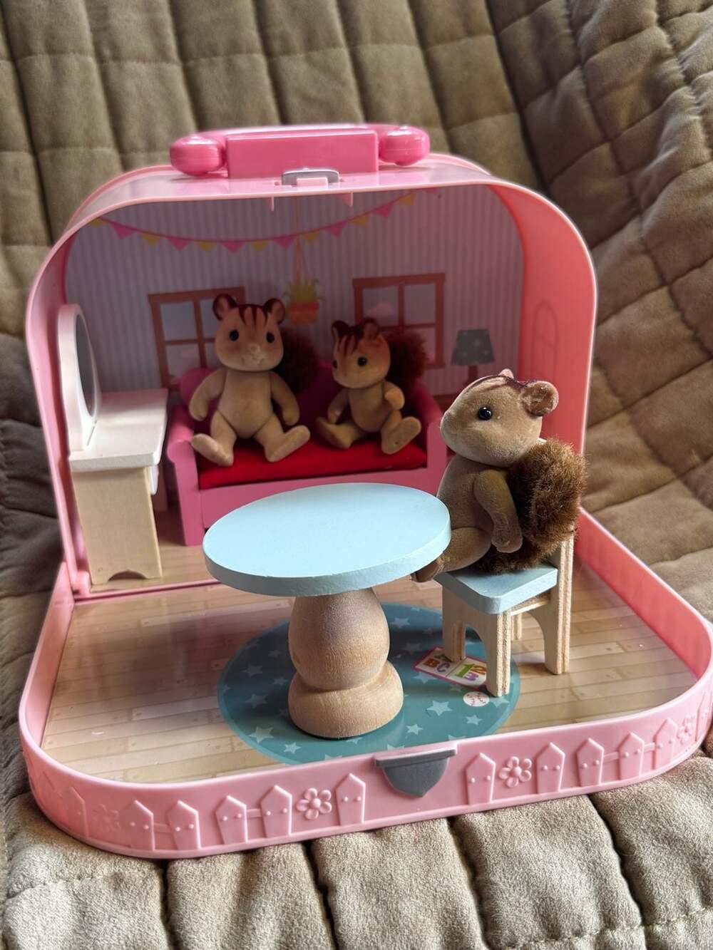 8PC Li'l Woodzeez Travel Suitcase Playset w/Walnut Squirrel Family & Furniture